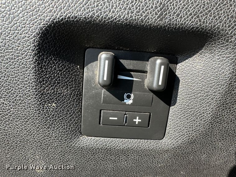 image for item LT9360 2013 Chevrolet Silverado 2500HD  Crew Cab pickup truck