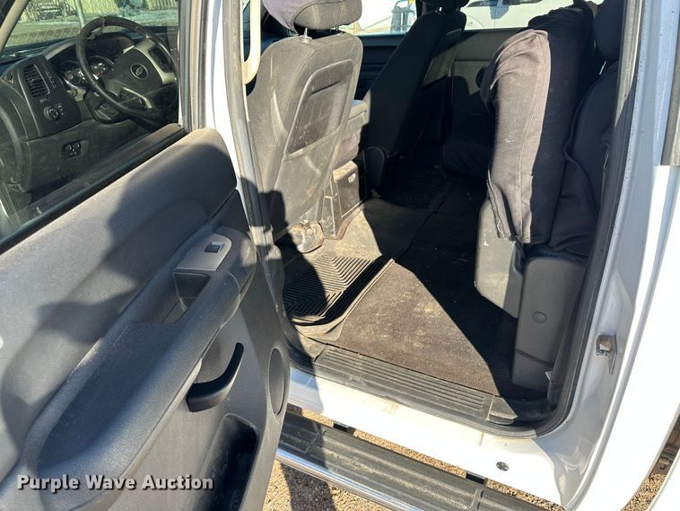 image for item LT9360 2013 Chevrolet Silverado 2500HD  Crew Cab pickup truck