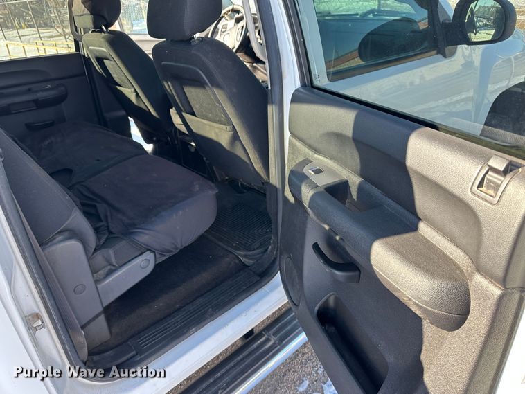 image for item LT9360 2013 Chevrolet Silverado 2500HD  Crew Cab pickup truck