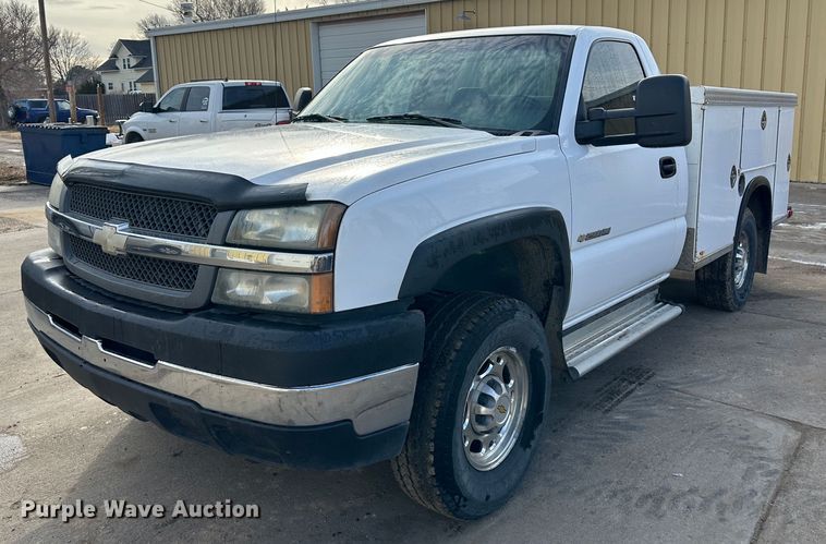 image for item LT9415 2004 Chevrolet Silverado 2500HD  utility bed pickup truck