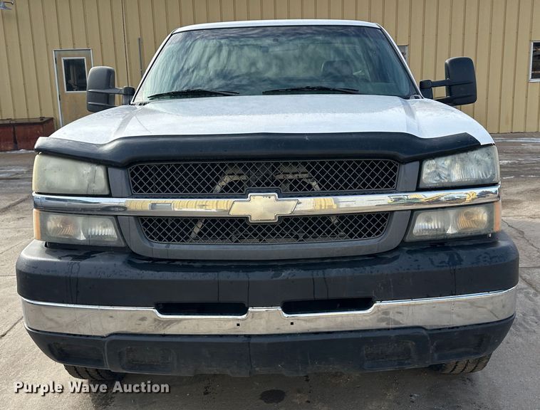 image for item LT9415 2004 Chevrolet Silverado 2500HD  utility bed pickup truck