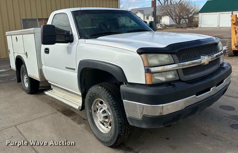 image for item LT9415 2004 Chevrolet Silverado 2500HD  utility bed pickup truck