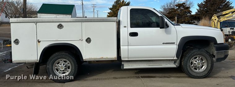 image for item LT9415 2004 Chevrolet Silverado 2500HD  utility bed pickup truck