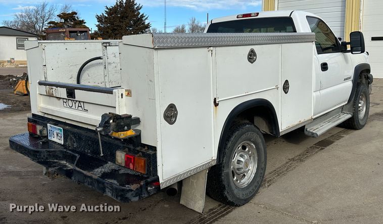 image for item LT9415 2004 Chevrolet Silverado 2500HD  utility bed pickup truck