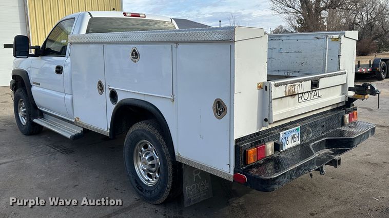 image for item LT9415 2004 Chevrolet Silverado 2500HD  utility bed pickup truck