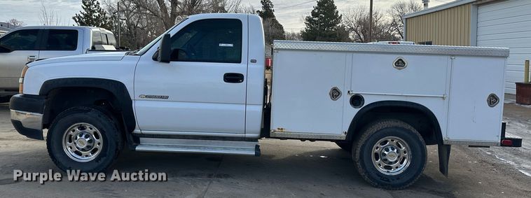 image for item LT9415 2004 Chevrolet Silverado 2500HD  utility bed pickup truck