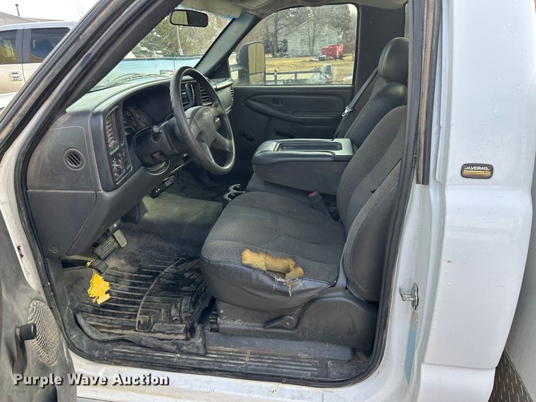 image for item LT9415 2004 Chevrolet Silverado 2500HD  utility bed pickup truck