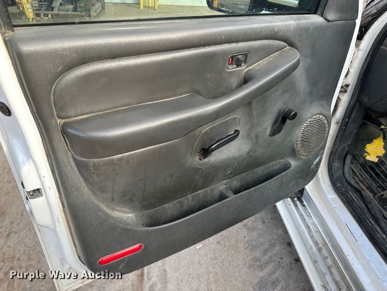 image for item LT9415 2004 Chevrolet Silverado 2500HD  utility bed pickup truck