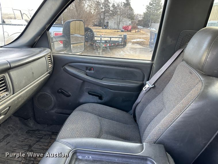 image for item LT9415 2004 Chevrolet Silverado 2500HD  utility bed pickup truck