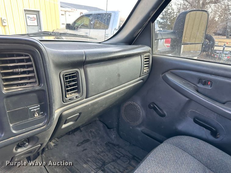 image for item LT9415 2004 Chevrolet Silverado 2500HD  utility bed pickup truck