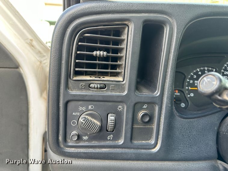 image for item LT9415 2004 Chevrolet Silverado 2500HD  utility bed pickup truck