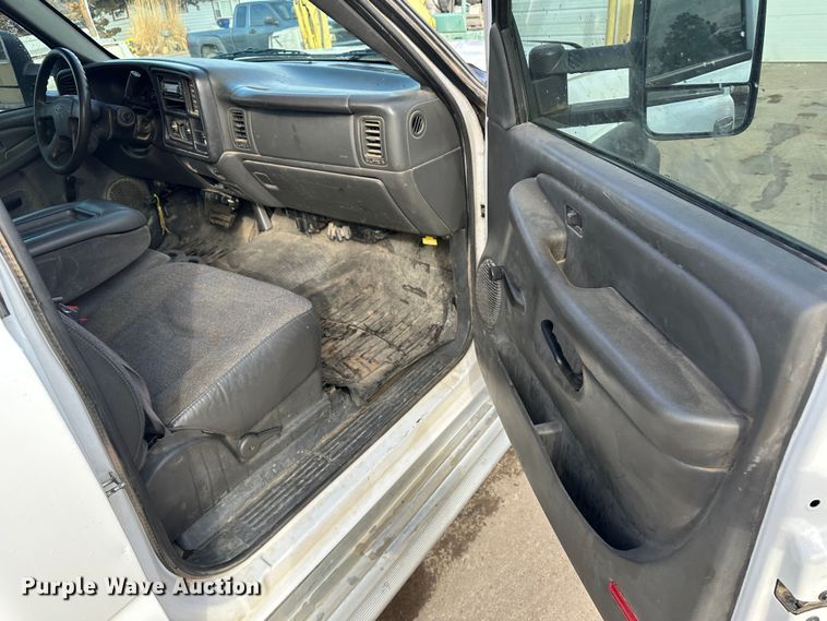 image for item LT9415 2004 Chevrolet Silverado 2500HD  utility bed pickup truck