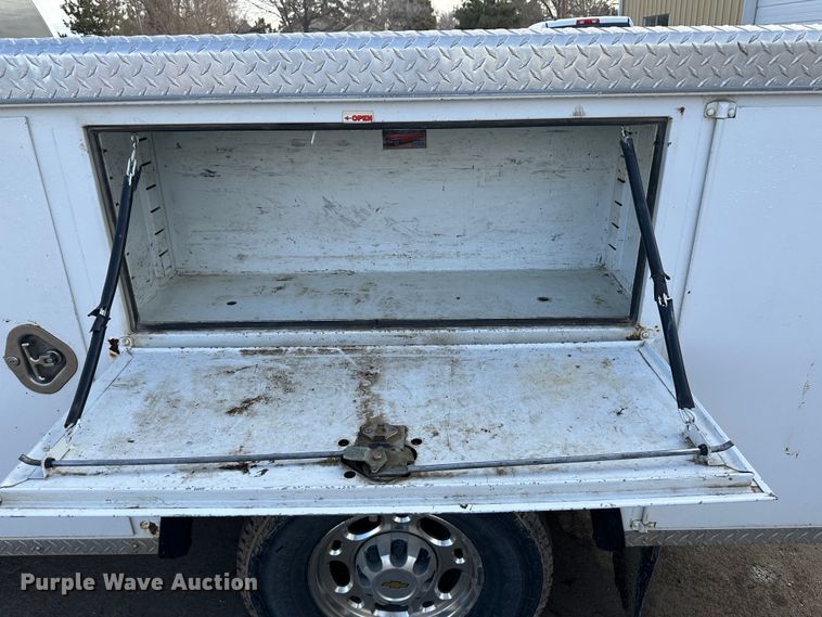 image for item LT9415 2004 Chevrolet Silverado 2500HD  utility bed pickup truck