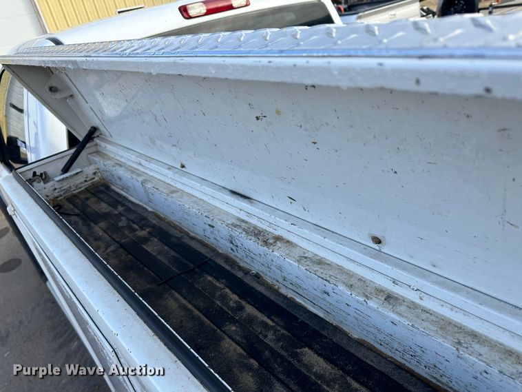 image for item LT9415 2004 Chevrolet Silverado 2500HD  utility bed pickup truck