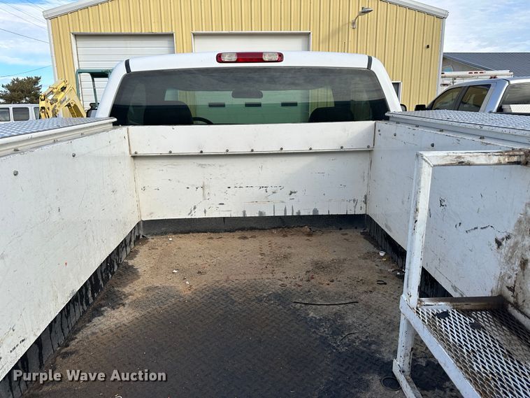image for item LT9415 2004 Chevrolet Silverado 2500HD  utility bed pickup truck