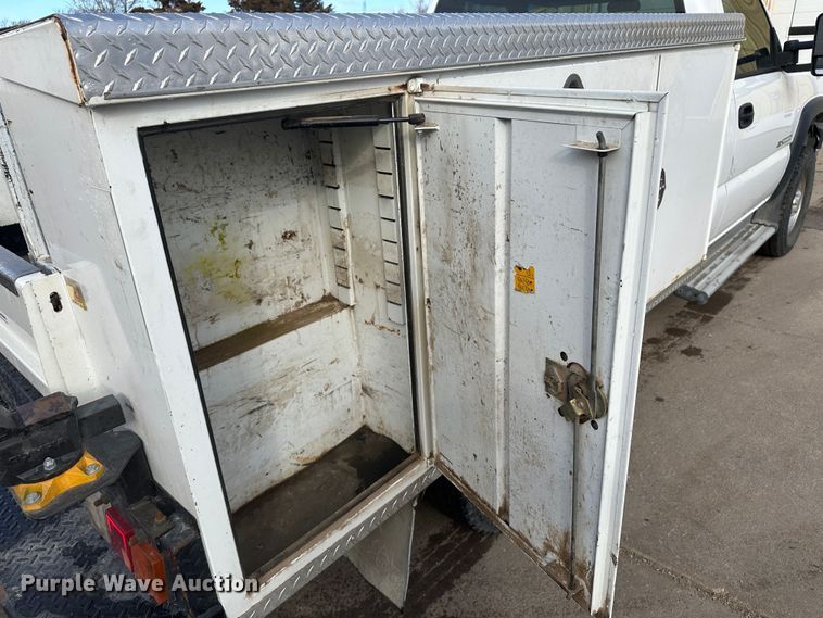 image for item LT9415 2004 Chevrolet Silverado 2500HD  utility bed pickup truck