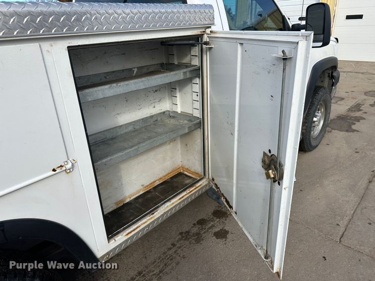 image for item LT9415 2004 Chevrolet Silverado 2500HD  utility bed pickup truck