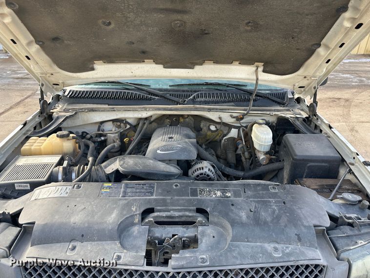 image for item LT9415 2004 Chevrolet Silverado 2500HD  utility bed pickup truck