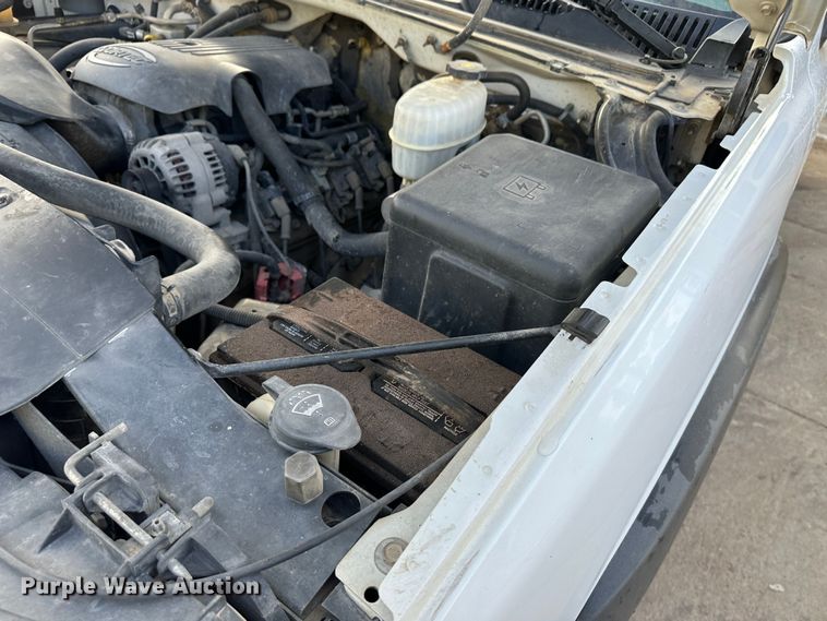 image for item LT9415 2004 Chevrolet Silverado 2500HD  utility bed pickup truck