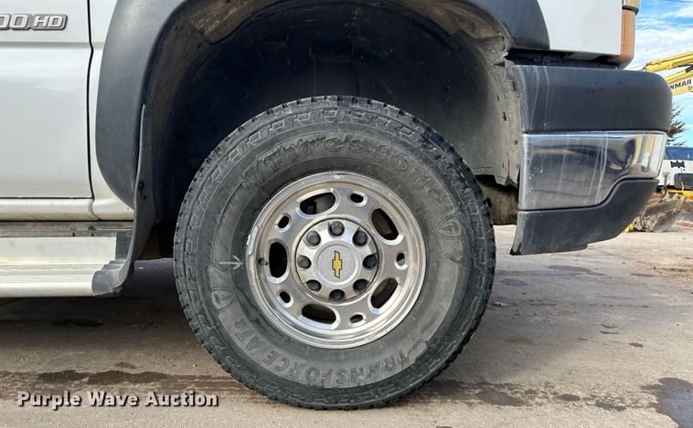 image for item LT9415 2004 Chevrolet Silverado 2500HD  utility bed pickup truck