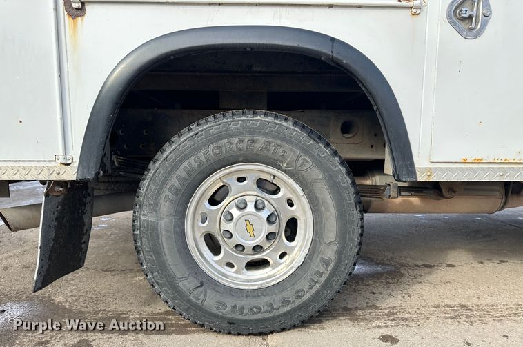 image for item LT9415 2004 Chevrolet Silverado 2500HD  utility bed pickup truck