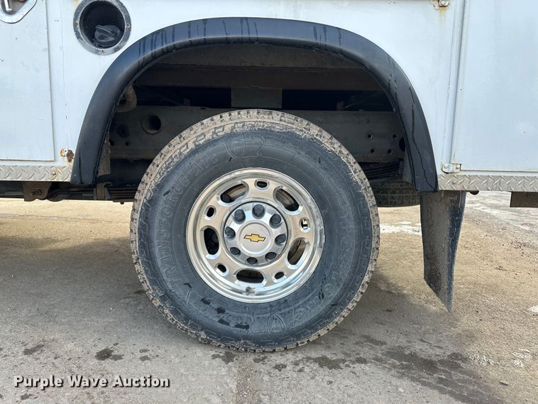 image for item LT9415 2004 Chevrolet Silverado 2500HD  utility bed pickup truck