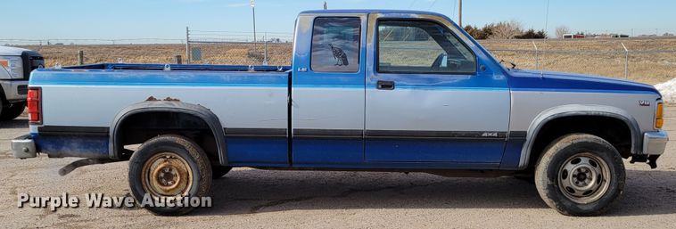 image for item LX9289 1993 Dodge Dakota LE  Club Cab pickup truck