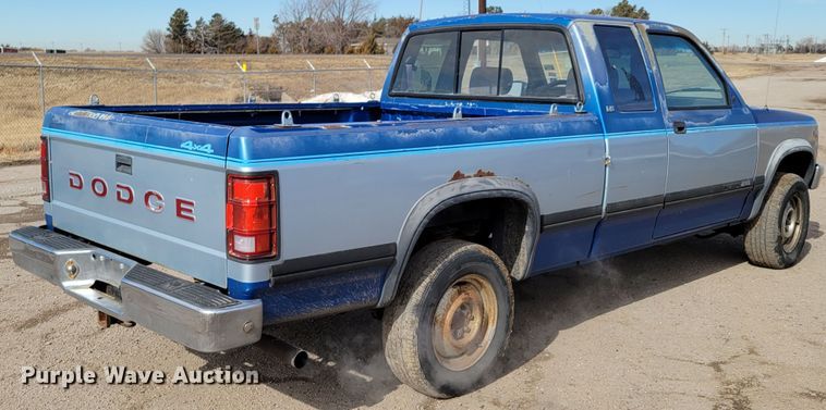 image for item LX9289 1993 Dodge Dakota LE  Club Cab pickup truck
