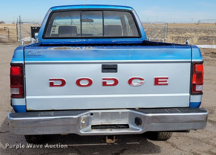 image for item LX9289 1993 Dodge Dakota LE  Club Cab pickup truck