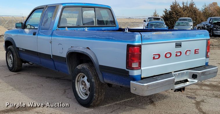 image for item LX9289 1993 Dodge Dakota LE  Club Cab pickup truck