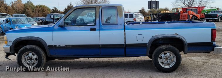 image for item LX9289 1993 Dodge Dakota LE  Club Cab pickup truck
