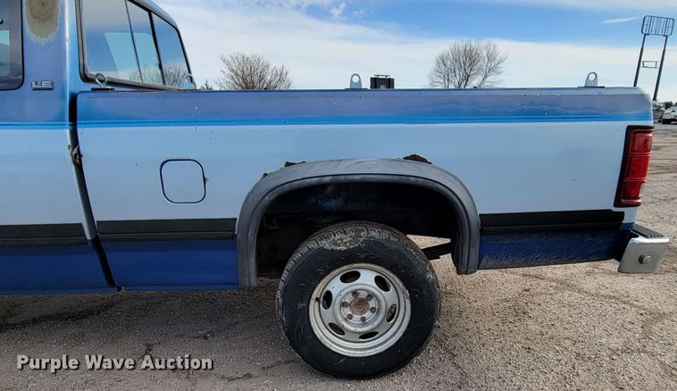 image for item LX9289 1993 Dodge Dakota LE  Club Cab pickup truck