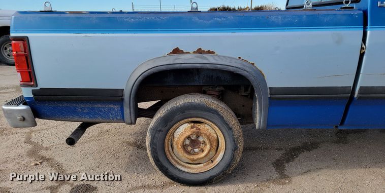 image for item LX9289 1993 Dodge Dakota LE  Club Cab pickup truck