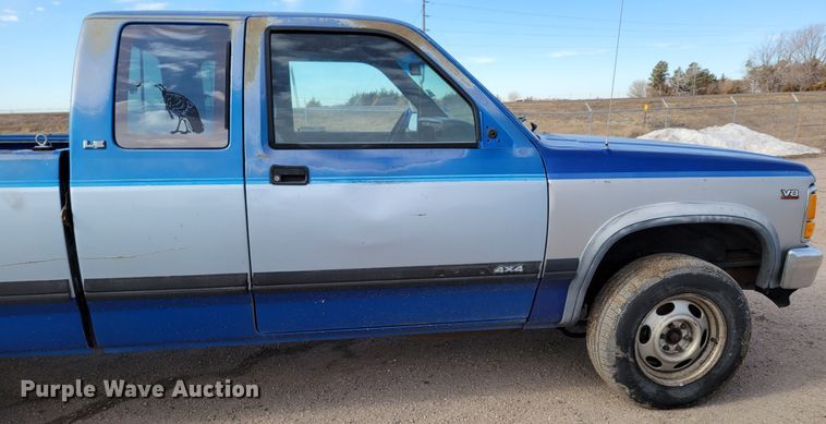 image for item LX9289 1993 Dodge Dakota LE  Club Cab pickup truck