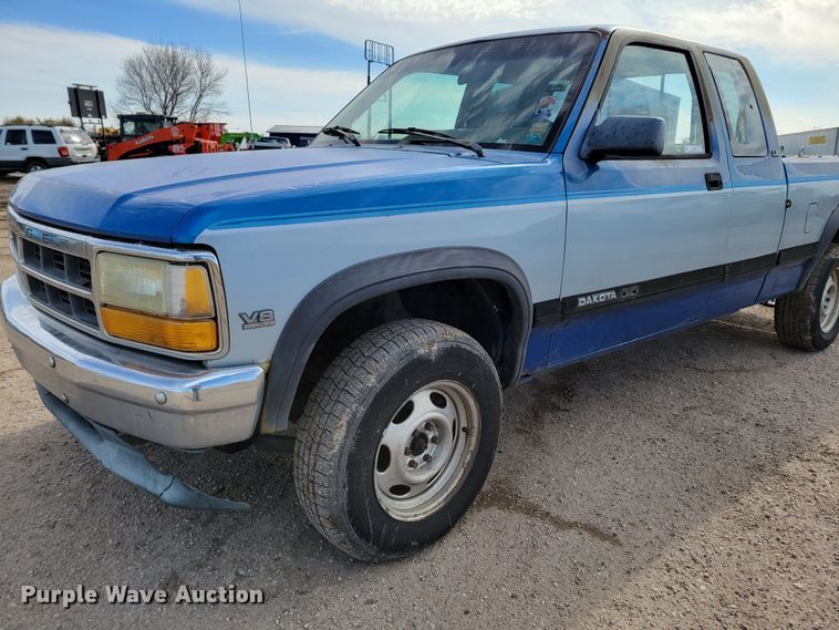 image for item LX9289 1993 Dodge Dakota LE  Club Cab pickup truck