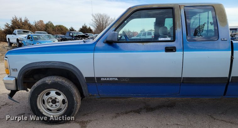 image for item LX9289 1993 Dodge Dakota LE  Club Cab pickup truck