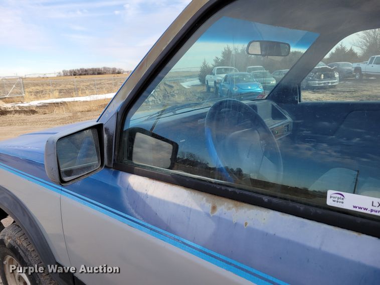 image for item LX9289 1993 Dodge Dakota LE  Club Cab pickup truck