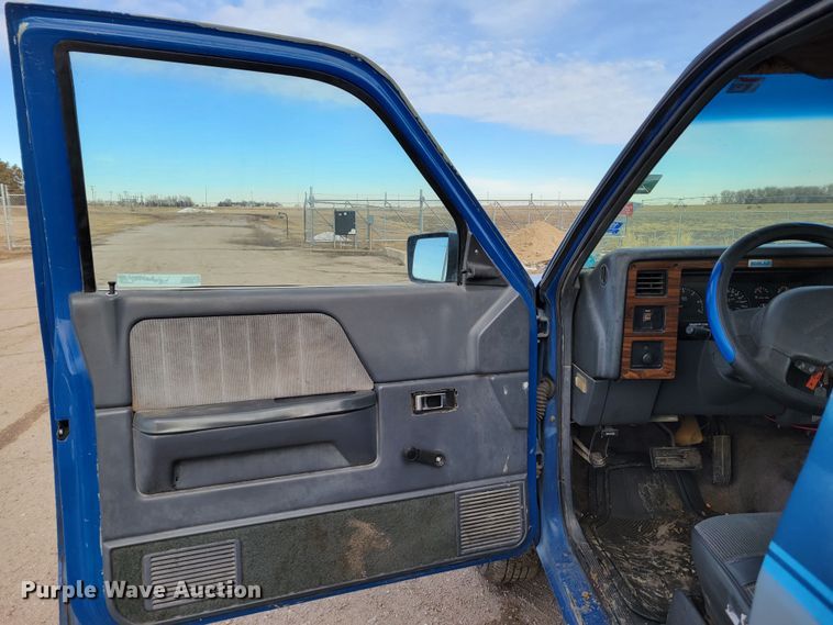 image for item LX9289 1993 Dodge Dakota LE  Club Cab pickup truck