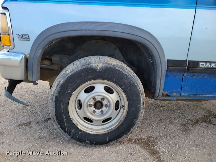 image for item LX9289 1993 Dodge Dakota LE  Club Cab pickup truck