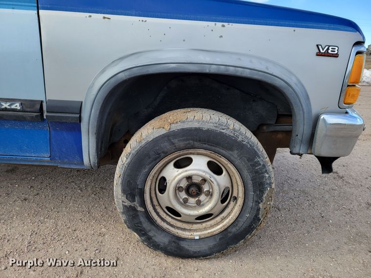 image for item LX9289 1993 Dodge Dakota LE  Club Cab pickup truck