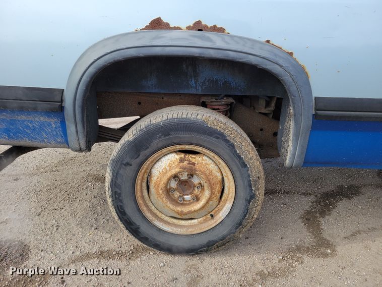 image for item LX9289 1993 Dodge Dakota LE  Club Cab pickup truck