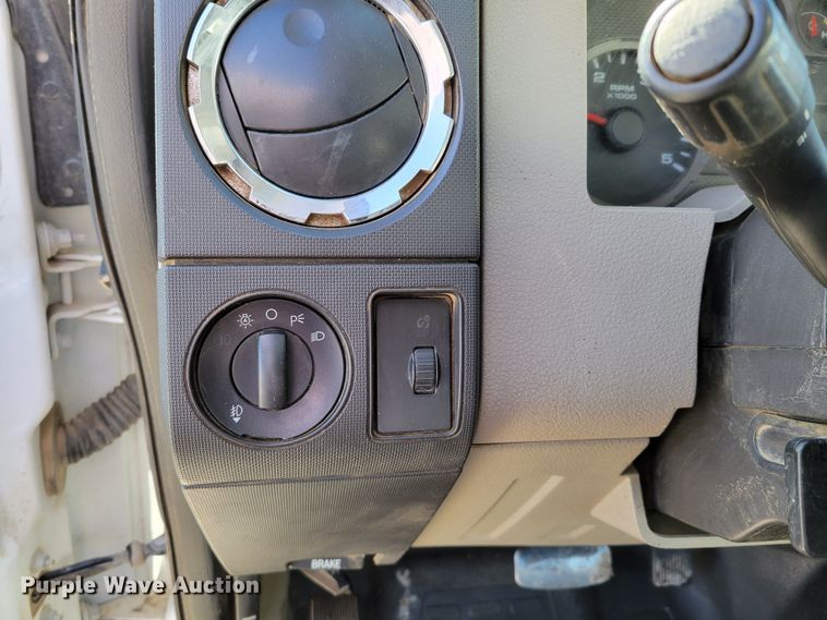 image for item LY9953 2009 Ford F250 Super Duty XLT  pickup truck