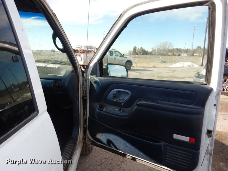 image for item LY9994 1995 GMC Sierra 1500  pickup truck