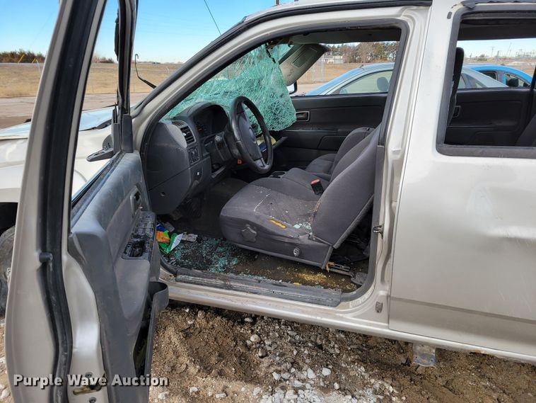 image for item LY9996 2005 Chevrolet Colorado  Crew Cab pickup truck