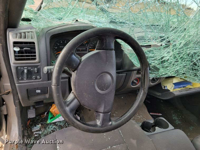 image for item LY9996 2005 Chevrolet Colorado  Crew Cab pickup truck