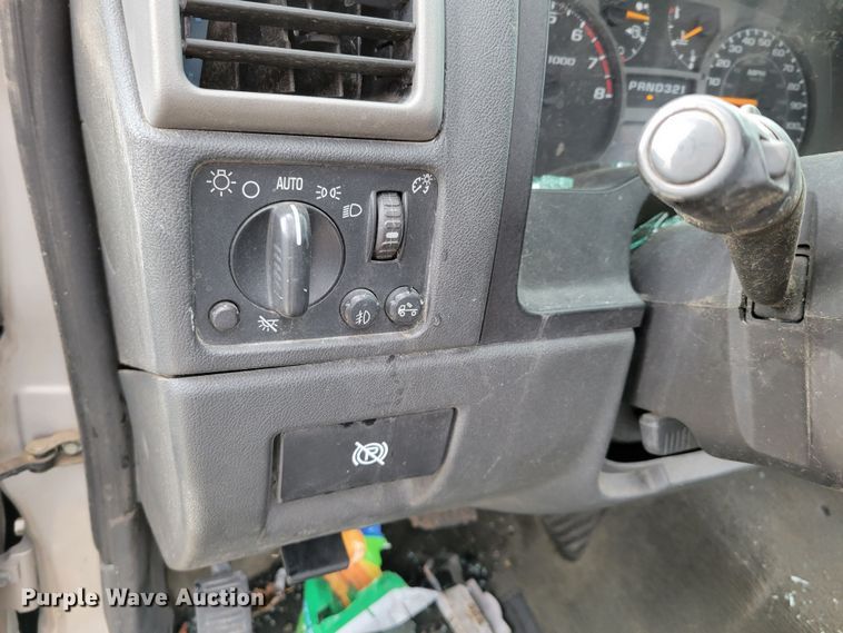 image for item LY9996 2005 Chevrolet Colorado  Crew Cab pickup truck