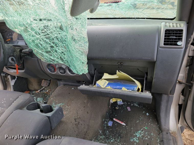 image for item LY9996 2005 Chevrolet Colorado  Crew Cab pickup truck