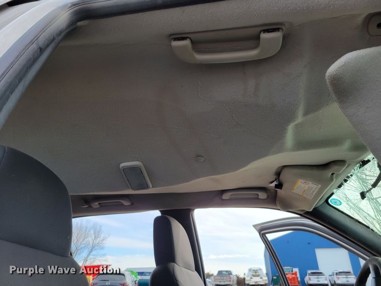 image for item LY9996 2005 Chevrolet Colorado  Crew Cab pickup truck