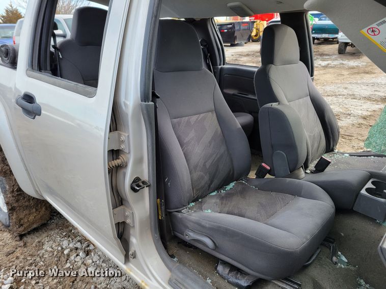 image for item LY9996 2005 Chevrolet Colorado  Crew Cab pickup truck