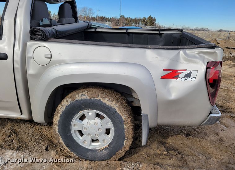 image for item LY9996 2005 Chevrolet Colorado  Crew Cab pickup truck